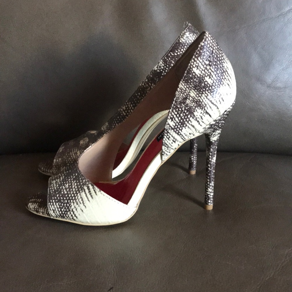 NWOT Charles Jourdan snakeskin peep toe heel
